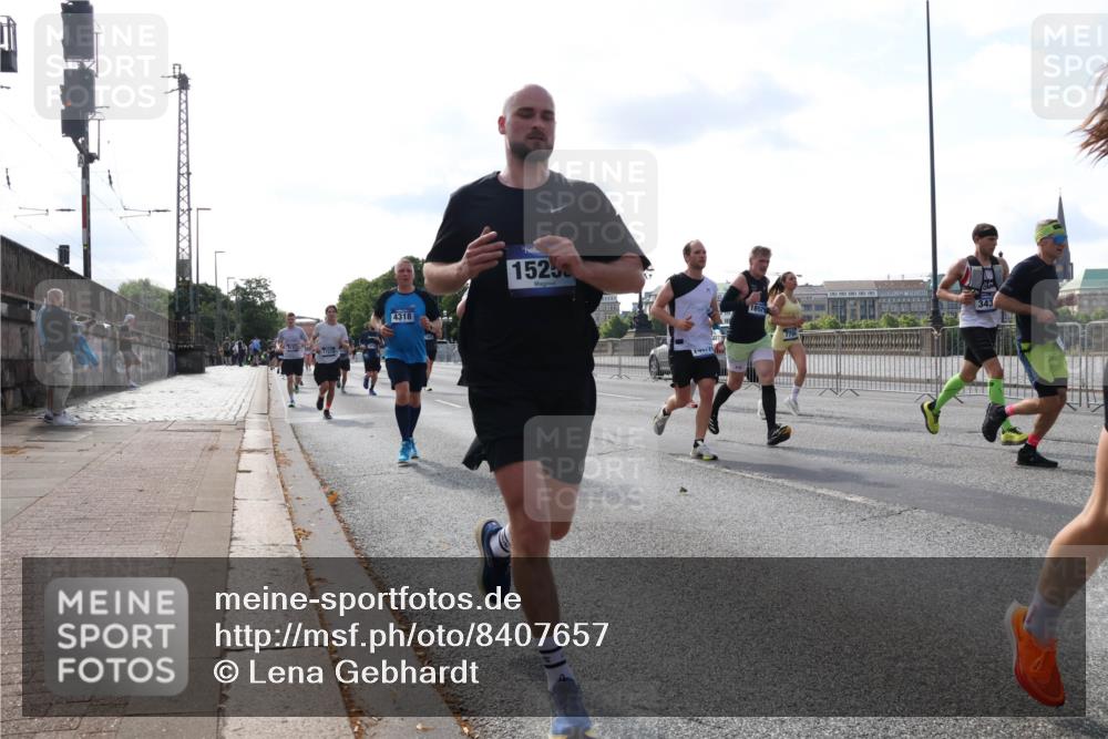 29.06.2025 - hella hamburg halbmarathon Lena Gebhardt http://msf.ph/oto/8407657 29.06.2025 09:49:50 Lombardsbrücke 4318, 1525, 18979, 343, 1343, 1445, 1615, 1800, 1975, 2324, 2415, 2573, 2750, 2949, 2980, 3014, 3136, 3282, 3431, 3530, 4148, 4303, 4318, 4425, 4528, 4766, 5248, 6095, 6123, 6682, 7035, 7229, 7495, 7796, 8370, 8465, 8629, 8925, 9264, 9265, 9294, 9296, 9686, 9914, 9979, 10680, 10930, 11765, 12327, 12839, 13141, 13457, 13800, 14077, 14204, 14359, 14374, 14560, 14629, 14667, 14688, 14789, 15094 meine-sportfotos.de