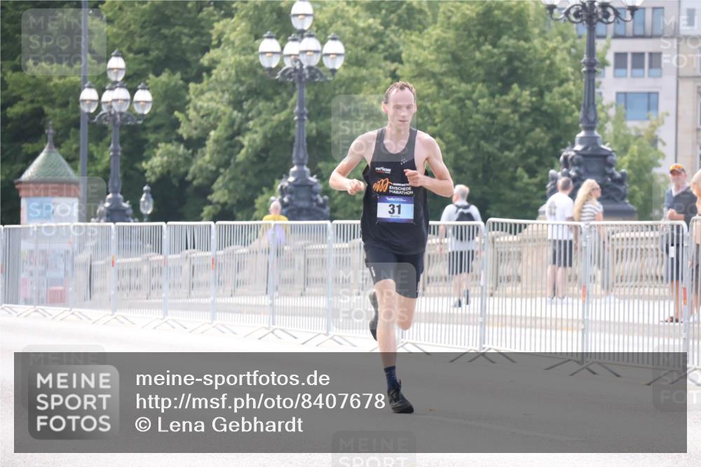 29.06.2025 - hella hamburg halbmarathon Lena Gebhardt http://msf.ph/oto/8407678 29.06.2025 09:36:58 Lombardsbrücke 0000, 31, 31, 19227 meine-sportfotos.de