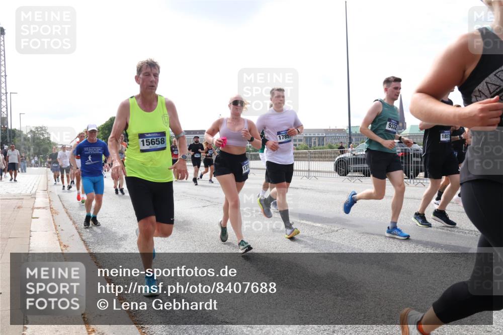 29.06.2025 - hella hamburg halbmarathon Lena Gebhardt http://msf.ph/oto/8407688 29.06.2025 10:16:48 Lombardsbrücke 15658, 131, 17857, 9332, 1857, 1117, 1212, 1240, 1244, 1331, 1348, 1403, 1553, 1599, 1602, 1825, 2225, 2347, 2912, 3030, 3088, 3156, 3176, 3450, 3484, 3622, 3687, 4478, 4583, 5036, 5037, 5294, 6024, 6328, 6488, 6742, 6941, 6948, 7114, 7115, 7158, 7257, 7345, 7358, 7360, 7376, 7753, 7924, 7928, 8263, 8295, 8317, 8513, 8597, 8619, 8645, 8707, 8847, 8857, 9091, 9208, 9332, 9492, 9628, 9664, 9676, 9810, 10076, 10139, 10141, 10232, 11344, 11345 meine-sportfotos.de