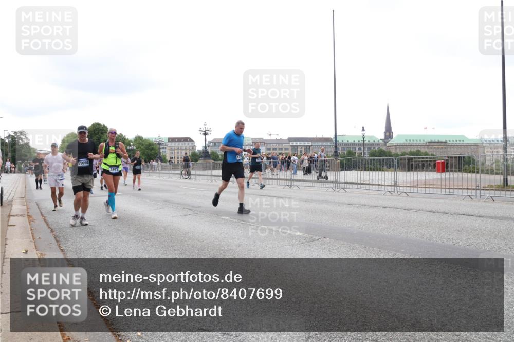 29.06.2025 - hella hamburg halbmarathon Lena Gebhardt http://msf.ph/oto/8407699 29.06.2025 10:50:37 Lombardsbrücke 11696, 3897, 175, 1129, 1259, 1828, 1930, 2047, 2200, 3184, 3203, 3229, 3647, 3680, 3701, 3710, 3805, 3838, 3897, 4168, 4642, 4695, 4771, 4848, 4961, 5119, 5131, 5997, 6178, 6680, 6830, 7133, 7161, 7505, 7677, 7721, 7755, 7938, 8200, 8299, 8779, 8833, 8834, 8986, 9096, 9168, 9605, 9933, 10029, 10060, 10286, 10437, 10614, 10636, 10744, 11426, 11577, 11696, 11716, 12079, 12392, 12393, 13127, 13846, 13887, 14102, 14144, 14534, 14591, 14940, 15017, 15230, 15416 meine-sportfotos.de