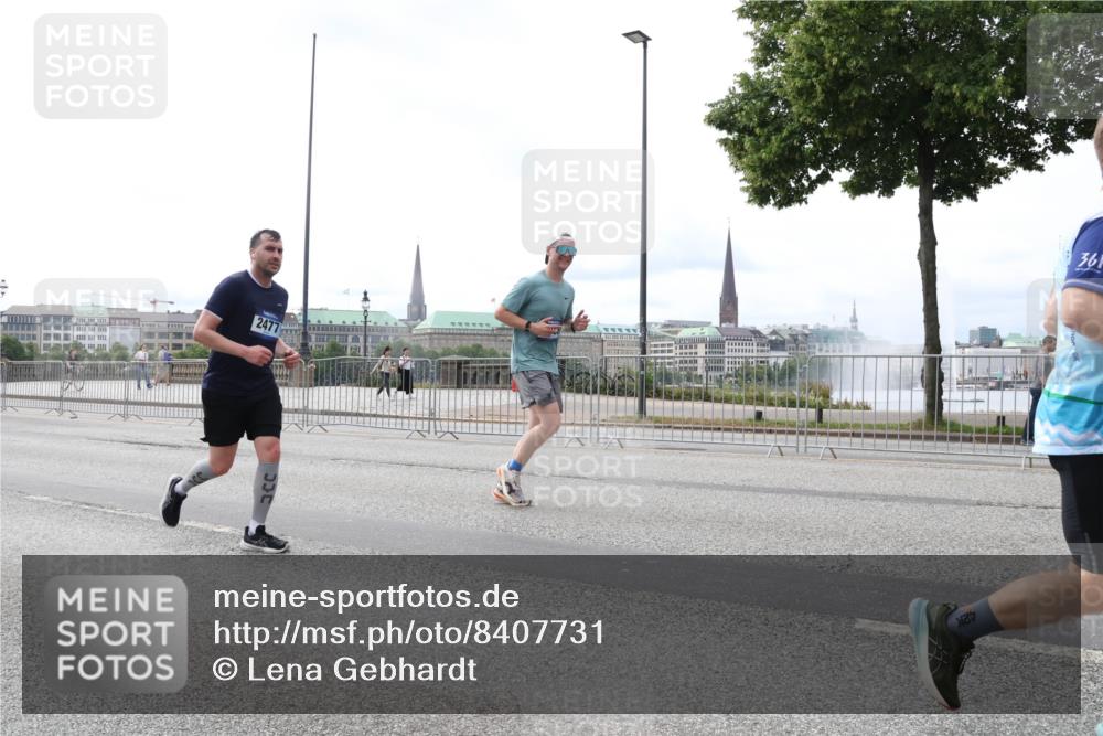 29.06.2025 - hella hamburg halbmarathon Lena Gebhardt http://msf.ph/oto/8407731 29.06.2025 10:24:39 Lombardsbrücke 2477, 1125, 361, 1005, 1009, 1064, 1352, 1395, 2108, 2132, 2249, 2280, 2477, 2944, 3053, 3099, 3113, 3132, 3285, 3421, 3786, 4008, 4010, 4111, 4162, 4221, 4444, 4464, 4684, 4719, 5126, 5138, 5829, 5830, 6261, 6478, 6524, 6526, 6570, 7528, 7920, 7975, 8167, 8187, 8297, 9063, 10907, 11651, 11816, 11817, 12070, 12210, 12303, 13111, 13113, 13380, 13573, 13638, 13711, 14143, 14898, 15124, 15975, 17535, 18194, 18198 meine-sportfotos.de