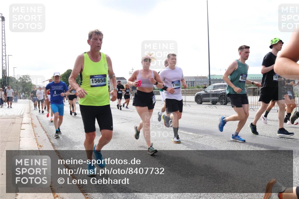 29.06.2025 - hella hamburg halbmarathon Lena Gebhardt http://msf.ph/oto/8407732 29.06.2025 10:16:48 Lombardsbrücke 12297, 15658, 17857, 9332, 1117, 1212, 1240, 1244, 1331, 1348, 1403, 1553, 1599, 1602, 1825, 2225, 2347, 2912, 3030, 3088, 3156, 3176, 3450, 3484, 3622, 3687, 4478, 4583, 5036, 5037, 5294, 6024, 6328, 6488, 6742, 6941, 6948, 7114, 7115, 7158, 7257, 7345, 7358, 7360, 7376, 7753, 7924, 7928, 8263, 8295, 8317, 8513, 8597, 8619, 8645, 8707, 8847, 8857, 9091, 9208, 9332, 9492, 9628, 9664, 9676, 9810, 10076, 10139, 10141, 10232, 11344, 11345 meine-sportfotos.de