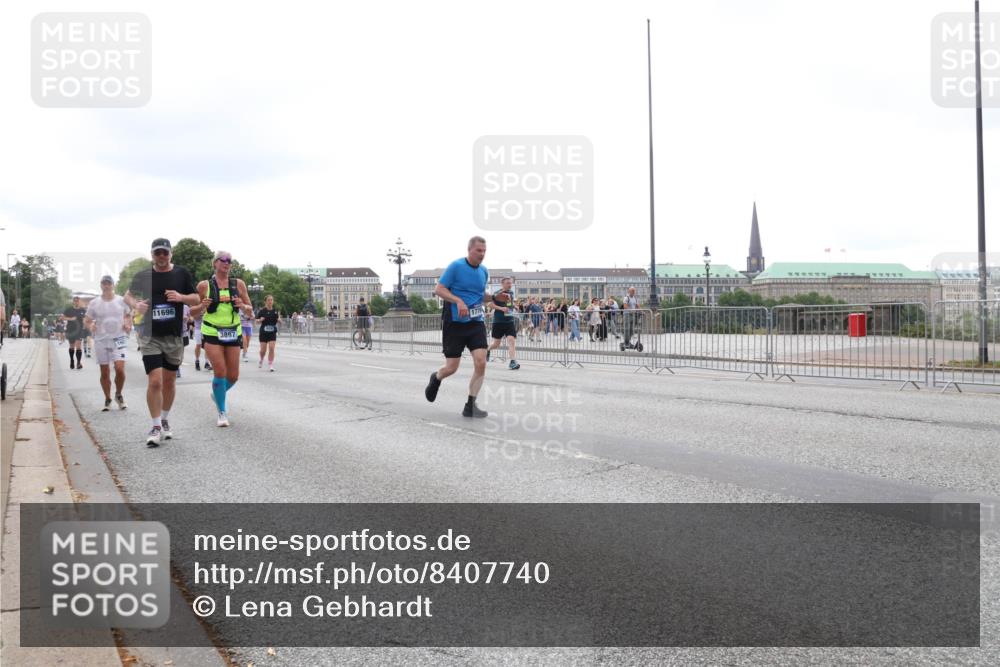29.06.2025 - hella hamburg halbmarathon Lena Gebhardt http://msf.ph/oto/8407740 29.06.2025 10:50:37 Lombardsbrücke 11696, 1777, 3897, 1129, 1259, 1828, 1930, 2047, 2200, 3184, 3203, 3229, 3647, 3680, 3701, 3710, 3805, 3838, 3897, 4168, 4642, 4695, 4771, 4848, 4961, 5119, 5131, 5997, 6178, 6680, 6830, 7133, 7161, 7505, 7677, 7721, 7755, 7938, 8200, 8299, 8779, 8833, 8834, 8986, 9096, 9168, 9605, 9933, 10029, 10060, 10286, 10437, 10614, 10636, 10744, 11426, 11577, 11696, 11716, 12079, 12392, 12393, 13127, 13846, 13887, 14102, 14144, 14534, 14591, 14940, 15017, 15230, 15416 meine-sportfotos.de