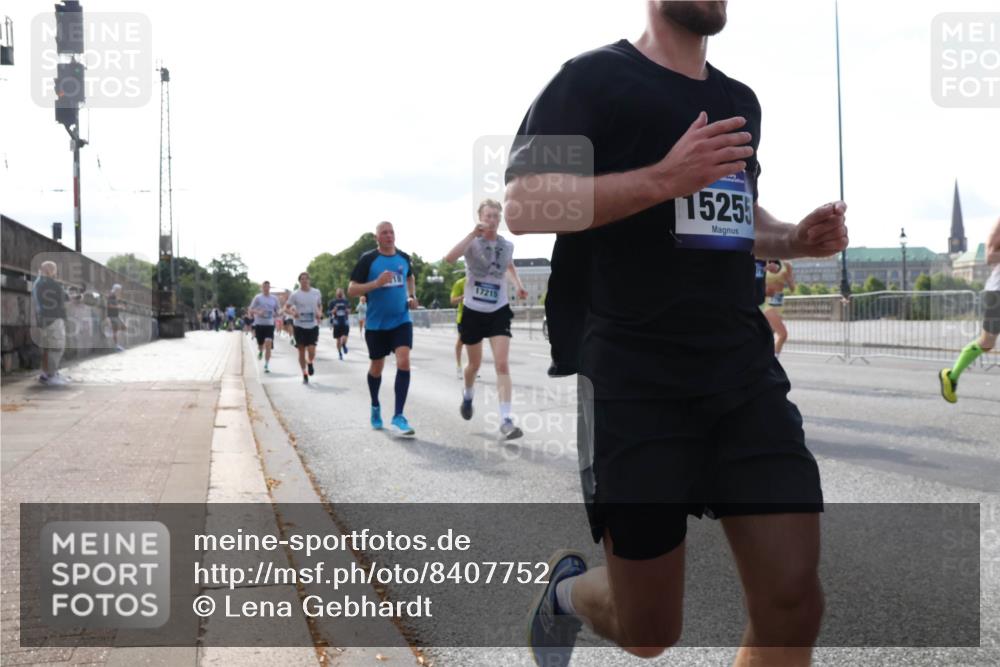 29.06.2025 - hella hamburg halbmarathon Lena Gebhardt http://msf.ph/oto/8407752 29.06.2025 09:49:50 Lombardsbrücke 17215, 1525, 1343, 1445, 1615, 1800, 1975, 2324, 2415, 2573, 2750, 2949, 2980, 3014, 3136, 3282, 3431, 3530, 4148, 4303, 4318, 4425, 4528, 4766, 5248, 6095, 6123, 6682, 7035, 7229, 7495, 7796, 8370, 8465, 8629, 8925, 9264, 9265, 9294, 9296, 9686, 9914, 9979, 10680, 10930, 11765, 12327, 12839, 13141, 13457, 13800, 14077, 14204, 14359, 14374, 14560, 14629, 14667, 14688, 14789, 15094 meine-sportfotos.de