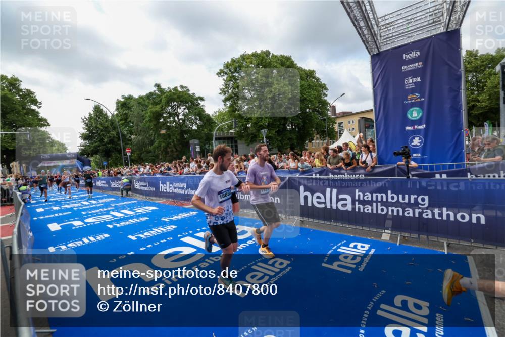 29.06.2025 - hella hamburg halbmarathon Zöllner http://msf.ph/oto/8407800 29.06.2025 10:42:38 Ziel 1209, 1735, 4235, 7508, 13446, 13483, 16295, 16333, 17000, 17016, 18275, 18632, 18680 meine-sportfotos.de