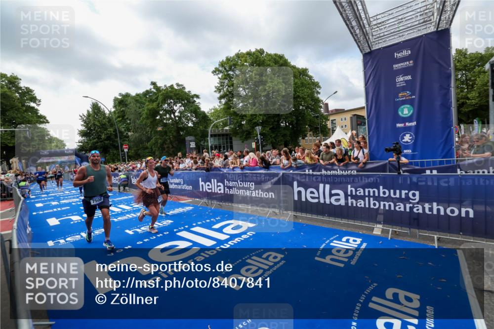 29.06.2025 - hella hamburg halbmarathon Zöllner http://msf.ph/oto/8407841 29.06.2025 10:42:41 Ziel 1700, 1735, 4235, 7508, 9371, 9534, 13483, 17000, 18275, 18632 meine-sportfotos.de