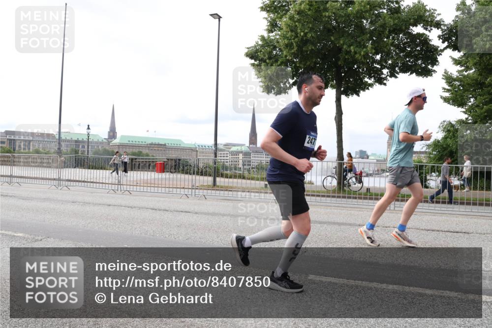 29.06.2025 - hella hamburg halbmarathon Lena Gebhardt http://msf.ph/oto/8407850 29.06.2025 10:24:40 Lombardsbrücke 247, 1005, 1009, 1064, 1352, 1395, 2108, 2132, 2249, 2280, 2477, 2944, 3053, 3099, 3113, 3132, 3285, 3421, 3786, 4008, 4010, 4111, 4162, 4221, 4444, 4464, 4684, 4719, 5126, 5138, 5829, 5830, 6261, 6478, 6524, 6526, 6570, 7528, 7975, 8167, 8297, 9063, 10907, 11651, 11816, 11817, 12070, 12210, 12303, 13111, 13113, 13380, 13573, 13638, 13711, 14143, 14898, 15124, 15942, 15975, 17535, 18194, 18198 meine-sportfotos.de