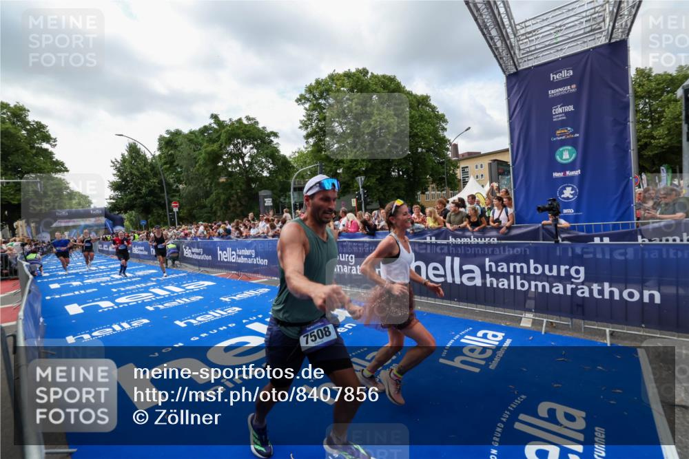 29.06.2025 - hella hamburg halbmarathon Zöllner http://msf.ph/oto/8407856 29.06.2025 10:42:42 Ziel 1700, 1735, 4235, 7508, 9371, 9534, 13483, 17000, 18275, 18632 meine-sportfotos.de