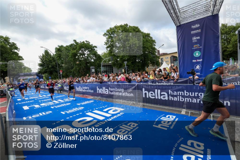 29.06.2025 - hella hamburg halbmarathon Zöllner http://msf.ph/oto/8407863 29.06.2025 10:42:43 Ziel 1700, 4235, 9371, 9534, 13483, 17000, 18275, 18632 meine-sportfotos.de