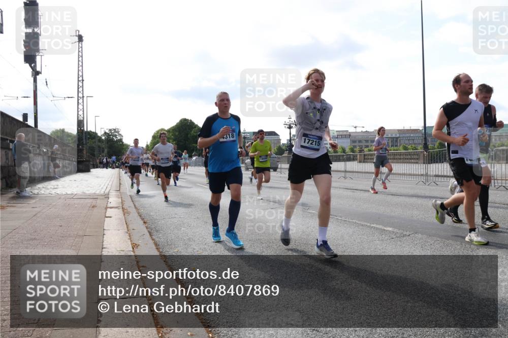 29.06.2025 - hella hamburg halbmarathon Lena Gebhardt http://msf.ph/oto/8407869 29.06.2025 09:49:51 Lombardsbrücke 17214, 318, 17215, 1343, 1445, 1615, 1800, 1975, 2324, 2415, 2573, 2750, 2949, 2980, 3014, 3136, 3282, 3431, 3530, 4148, 4303, 4318, 4425, 4528, 4766, 5248, 6095, 6123, 6682, 7035, 7229, 7495, 7796, 8370, 8465, 8629, 8925, 9264, 9265, 9294, 9296, 9686, 9914, 9979, 10680, 10894, 10930, 11765, 12327, 12839, 13141, 13457, 13800, 14077, 14204, 14359, 14374, 14560, 14629, 14667, 14688, 14789, 15094 meine-sportfotos.de