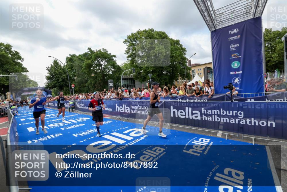 29.06.2025 - hella hamburg halbmarathon Zöllner http://msf.ph/oto/8407892 29.06.2025 10:42:44 Ziel 1700, 9371, 9534, 13483, 17000, 18275, 18632 meine-sportfotos.de