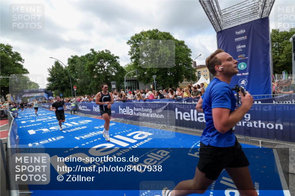 29.06.2025 - hella hamburg halbmarathon Zöllner http://msf.ph/oto/8407938 29.06.2025 10:42:46 Ziel 1700, 9371, 9534, 13725, 14560, 17000, 18275 meine-sportfotos.de