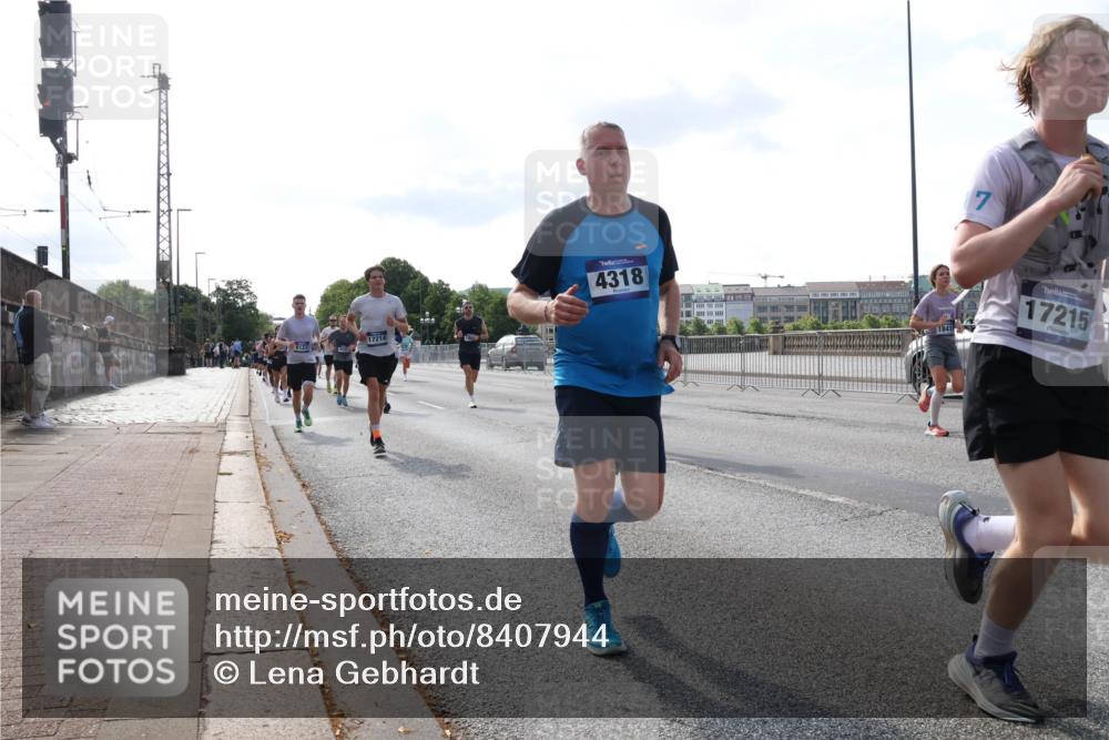 29.06.2025 - hella hamburg halbmarathon Lena Gebhardt http://msf.ph/oto/8407944 29.06.2025 09:49:51 Lombardsbrücke 6123, 17214, 4318, 18412, 17215, 1343, 1445, 1615, 1800, 1975, 2324, 2415, 2573, 2750, 2949, 2980, 3014, 3136, 3282, 3431, 3530, 4148, 4303, 4318, 4425, 4528, 4766, 5248, 6095, 6123, 6682, 7035, 7229, 7495, 7796, 8370, 8465, 8629, 8925, 9264, 9265, 9294, 9296, 9686, 9914, 9979, 10680, 10894, 10930, 11765, 12327, 12839, 13141, 13457, 13800, 14077, 14204, 14359, 14374, 14560, 14629, 14667, 14688, 14789, 15094 meine-sportfotos.de