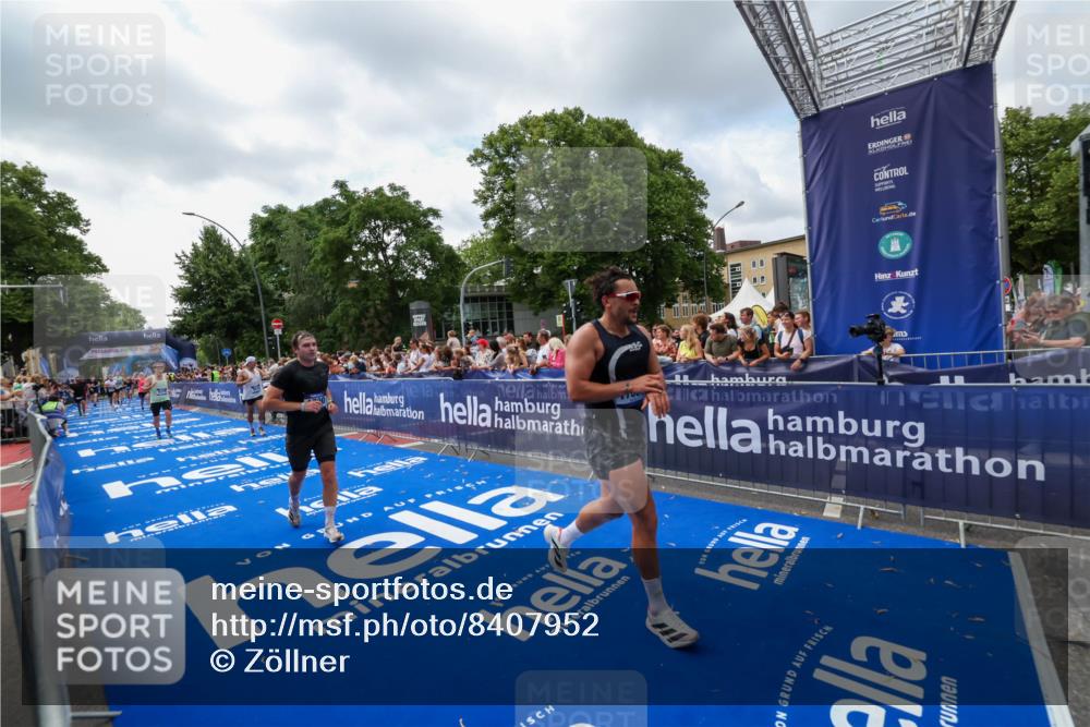 29.06.2025 - hella hamburg halbmarathon Zöllner http://msf.ph/oto/8407952 29.06.2025 10:42:47 Ziel 1700, 7105, 9371, 9534, 13725, 14560, 14813, 17000 meine-sportfotos.de