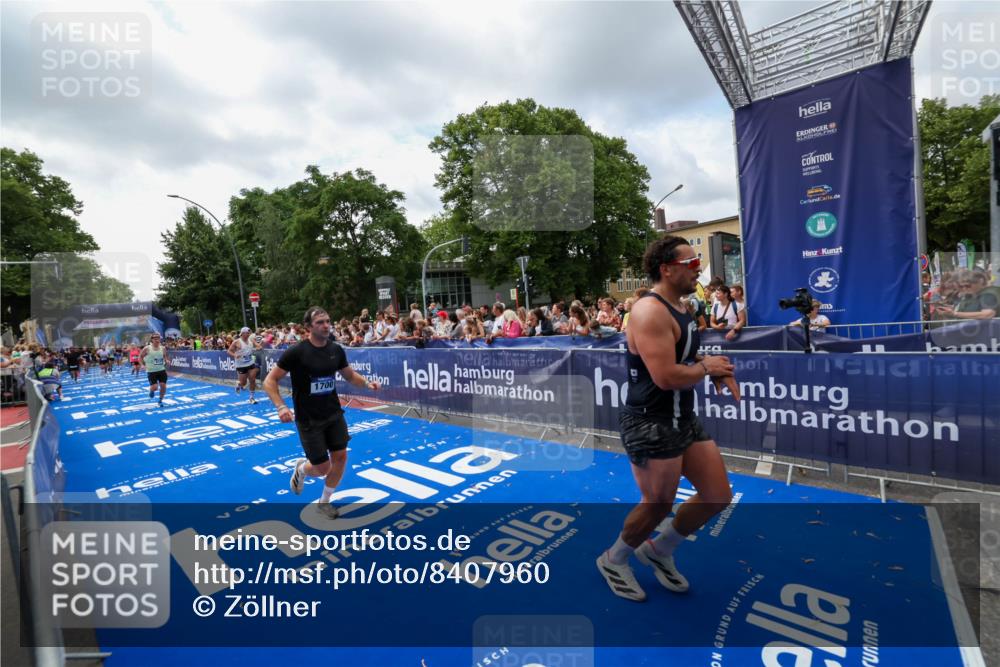 29.06.2025 - hella hamburg halbmarathon Zöllner http://msf.ph/oto/8407960 29.06.2025 10:42:47 Ziel 1700, 7105, 9371, 9534, 13725, 14560, 14813, 17000 meine-sportfotos.de