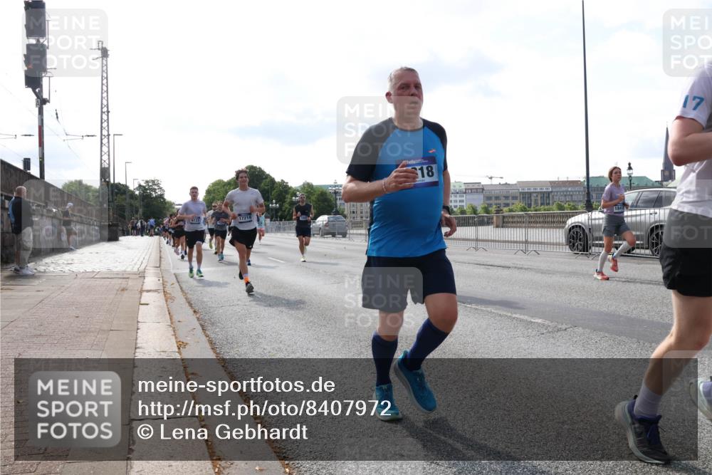 29.06.2025 - hella hamburg halbmarathon Lena Gebhardt http://msf.ph/oto/8407972 29.06.2025 09:49:51 Lombardsbrücke 6123, 17214, 18, 18412, 17, 1343, 1445, 1615, 1800, 1975, 2324, 2415, 2573, 2750, 2949, 2980, 3014, 3136, 3282, 3431, 3530, 4148, 4303, 4318, 4425, 4528, 4766, 5248, 6095, 6123, 6682, 7035, 7229, 7495, 7796, 8370, 8465, 8629, 8925, 9264, 9265, 9294, 9296, 9686, 9914, 9979, 10680, 10894, 10930, 11765, 12327, 12839, 13141, 13457, 13800, 14077, 14204, 14359, 14374, 14560, 14629, 14667, 14688, 14789, 15094 meine-sportfotos.de