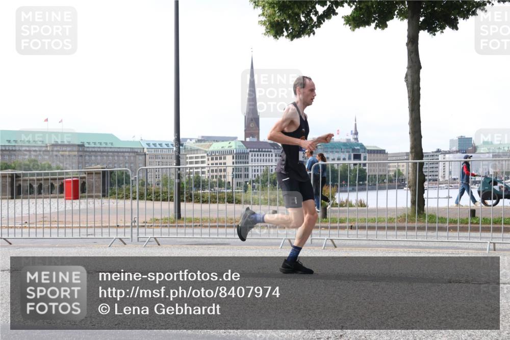 29.06.2025 - hella hamburg halbmarathon Lena Gebhardt http://msf.ph/oto/8407974 29.06.2025 09:37:03 Lombardsbrücke 31, 19227 meine-sportfotos.de