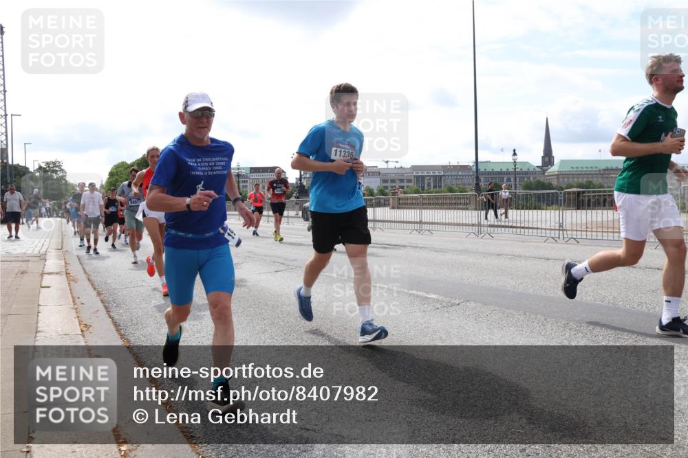 29.06.2025 - hella hamburg halbmarathon Lena Gebhardt http://msf.ph/oto/8407982 29.06.2025 10:16:49 Lombardsbrücke 1117, 9891, 11335, 1117, 1137, 1212, 1240, 1244, 1331, 1348, 1403, 1553, 1599, 1602, 1825, 2225, 2347, 2912, 3030, 3088, 3156, 3176, 3450, 3484, 3622, 3687, 4478, 4583, 5036, 5037, 6024, 6328, 6488, 6742, 6941, 6948, 7114, 7115, 7158, 7257, 7345, 7358, 7360, 7376, 7753, 7924, 7928, 8263, 8295, 8317, 8513, 8597, 8619, 8645, 8707, 8847, 8857, 9091, 9208, 9332, 9492, 9628, 9664, 9676, 9810, 10076, 10139, 10141, 10232 meine-sportfotos.de