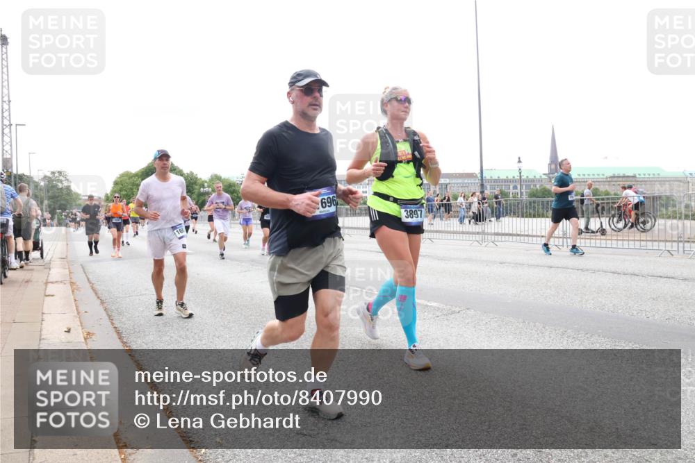 29.06.2025 - hella hamburg halbmarathon Lena Gebhardt http://msf.ph/oto/8407990 29.06.2025 10:50:39 Lombardsbrücke 696, 3897, 1129, 1208, 1259, 1828, 1930, 2047, 2200, 2358, 3184, 3203, 3229, 3647, 3680, 3710, 3805, 3838, 3897, 4168, 4642, 4695, 4771, 4848, 4961, 5119, 5131, 5997, 6178, 6680, 6830, 7133, 7141, 7161, 7505, 7677, 7755, 7938, 8200, 8299, 8779, 8833, 8834, 8986, 9096, 9168, 9933, 10029, 10286, 10437, 10552, 10614, 10636, 10744, 11426, 11577, 11696, 11716, 12079, 12392, 12393, 13846, 13887, 14102, 14144, 14534, 14591, 14940, 15017, 15230, 15416 meine-sportfotos.de