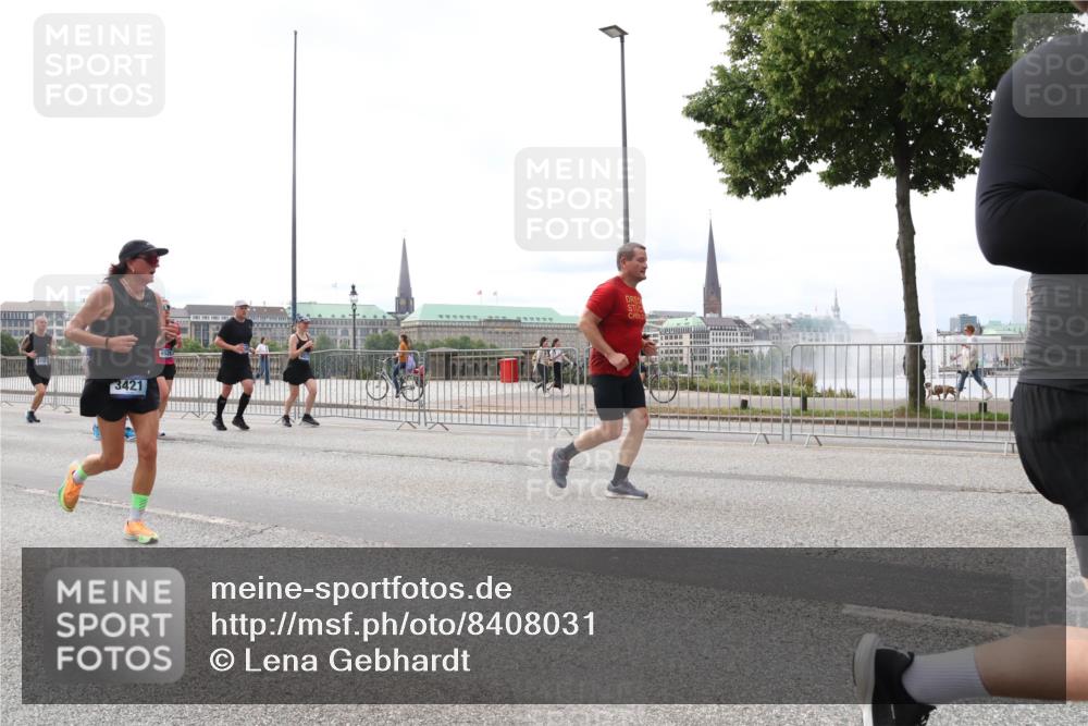 29.06.2025 - hella hamburg halbmarathon Lena Gebhardt http://msf.ph/oto/8408031 29.06.2025 10:24:43 Lombardsbrücke 3421, 1064, 1352, 1395, 1740, 2108, 2132, 2249, 2280, 2477, 2944, 3053, 3099, 3113, 3132, 3421, 3786, 4008, 4010, 4111, 4162, 4221, 4444, 4464, 4719, 5126, 5138, 5829, 5830, 6261, 6478, 6524, 6526, 6570, 7528, 7975, 8167, 8297, 9063, 10907, 11651, 11816, 11817, 12070, 12210, 12303, 13111, 13113, 13380, 13573, 13638, 13711, 14143, 14898, 15124, 15942, 15975, 17535, 17954, 18194, 18198 meine-sportfotos.de