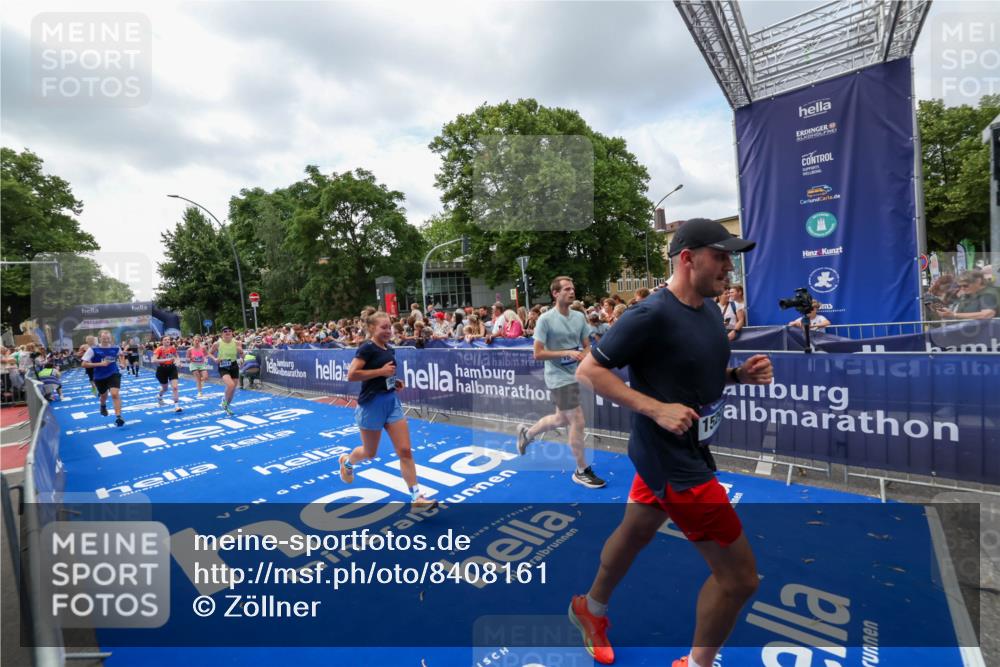 29.06.2025 - hella hamburg halbmarathon Zöllner http://msf.ph/oto/8408161 29.06.2025 10:42:56 Ziel 4823, 5011, 5477, 7105, 13398, 14447, 14813, 14849, 15297, 15301, 15851, 18559, 18659 meine-sportfotos.de