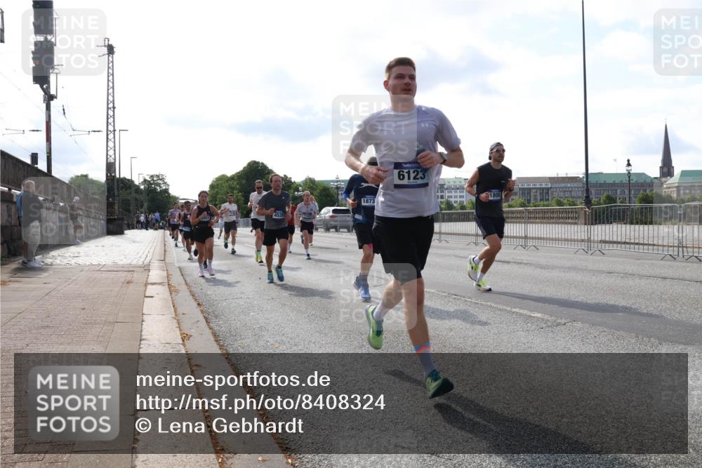 29.06.2025 - hella hamburg halbmarathon Lena Gebhardt http://msf.ph/oto/8408324 29.06.2025 09:49:54 Lombardsbrücke 4528, 1873, 6123, 1343, 1445, 1615, 1675, 1800, 1803, 1975, 2324, 2415, 2573, 2750, 2949, 3136, 3282, 3431, 3530, 4148, 4303, 4318, 4425, 4528, 5248, 5409, 6095, 6123, 6682, 6704, 7035, 7229, 7495, 7774, 7796, 8370, 8465, 8629, 8925, 9264, 9265, 9294, 9296, 9686, 9711, 9914, 9979, 10680, 10894, 10930, 11765, 12327, 12554, 12839, 13141, 13457, 13800, 14077, 14204, 14359, 14374, 14560, 14629, 14667, 14688, 14789, 15094 meine-sportfotos.de