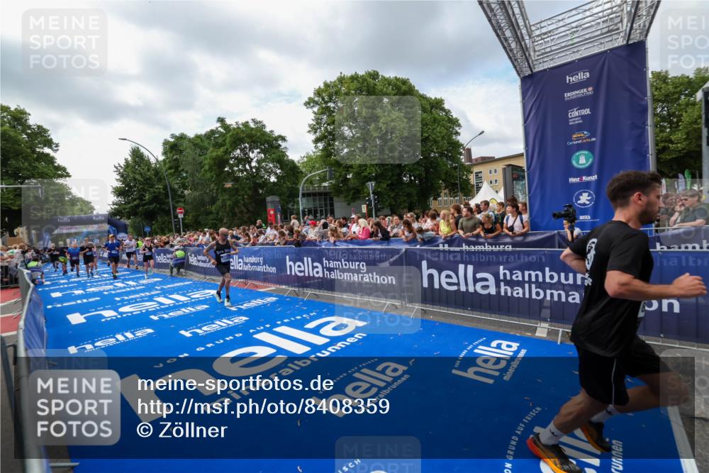 29.06.2025 - hella hamburg halbmarathon Zöllner http://msf.ph/oto/8408359 29.06.2025 10:43:08 Ziel 4229, 6721, 7451, 8218, 9364, 9833, 10469, 12153, 12657, 12723, 12776, 12839, 15255, 17177, 19038 meine-sportfotos.de