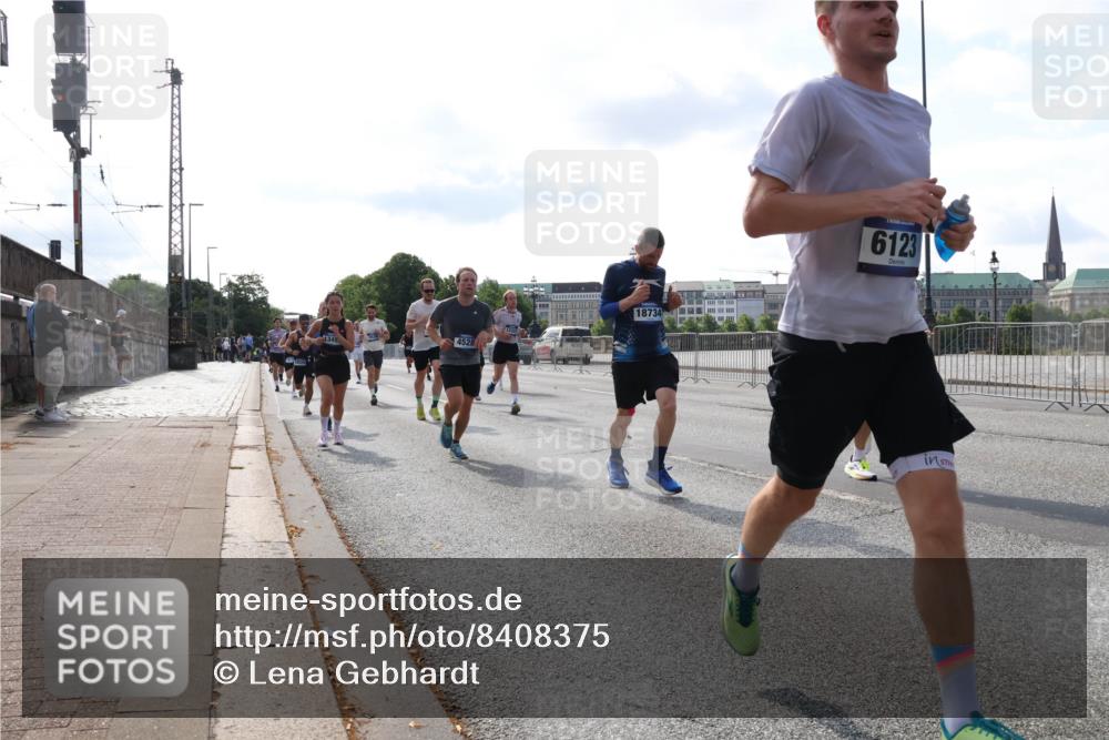 29.06.2025 - hella hamburg halbmarathon Lena Gebhardt http://msf.ph/oto/8408375 29.06.2025 09:49:54 Lombardsbrücke 1345, 4528, 18734, 1119, 6123, 1343, 1445, 1615, 1675, 1800, 1803, 1975, 2324, 2415, 2573, 2750, 2949, 3136, 3282, 3431, 3530, 4148, 4303, 4318, 4425, 4528, 5248, 5409, 6095, 6123, 6682, 6704, 7035, 7229, 7495, 7774, 7796, 8370, 8465, 8629, 8925, 9264, 9265, 9294, 9296, 9686, 9711, 9914, 9979, 10680, 10894, 10930, 11765, 12327, 12554, 12839, 13141, 13457, 13800, 14077, 14204, 14359, 14374, 14560, 14629, 14667, 14688, 14789, 15094 meine-sportfotos.de