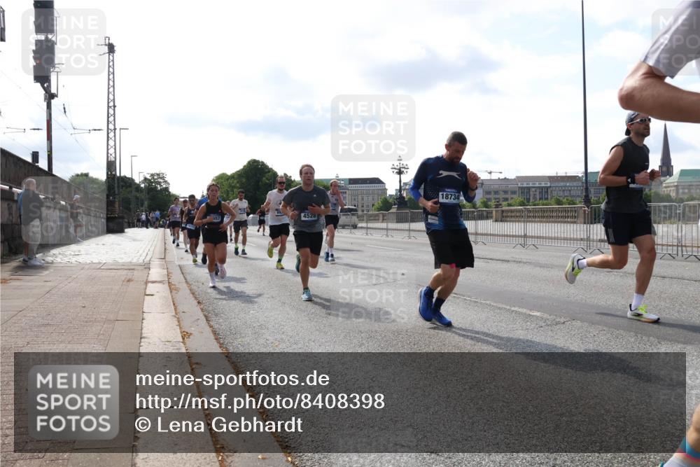 29.06.2025 - hella hamburg halbmarathon Lena Gebhardt http://msf.ph/oto/8408398 29.06.2025 09:49:55 Lombardsbrücke 4528, 457, 18734, 1343, 1445, 1615, 1675, 1800, 1803, 1975, 2324, 2415, 2573, 2750, 2949, 3136, 3282, 3431, 3530, 4148, 4303, 4318, 4425, 4528, 5248, 5409, 6095, 6123, 6682, 6704, 7035, 7229, 7495, 7774, 7796, 8370, 8465, 8629, 8925, 9264, 9265, 9294, 9296, 9686, 9711, 9914, 9979, 10680, 10894, 10930, 11765, 12327, 12540, 12554, 12839, 13141, 13457, 13800, 14077, 14204, 14359, 14374, 14560, 14629, 14688, 14789, 15094 meine-sportfotos.de