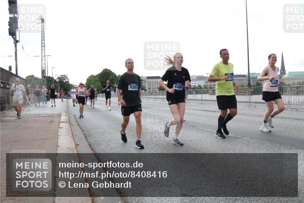 29.06.2025 - hella hamburg halbmarathon Lena Gebhardt http://msf.ph/oto/8408416 29.06.2025 10:04:09 Lombardsbrücke 18111, 9280, 4488, 142, 5058, 1032, 1355, 1367, 1674, 2277, 2979, 3488, 4095, 4488, 4587, 5058, 5354, 5363, 5365, 5613, 5976, 6142, 6706, 6709, 7006, 7017, 7306, 7485, 8177, 8217, 8421, 8422, 8423, 8469, 8727, 9280, 9489, 9526, 9899, 10213, 10756, 10962, 11402, 11511, 11582, 11614, 12004, 12005, 12336, 12653, 12998, 13173, 13583, 14340, 14436, 14917, 15520, 15525, 15678, 16099, 16113, 16621, 16989, 17071, 17098, 17437 meine-sportfotos.de
