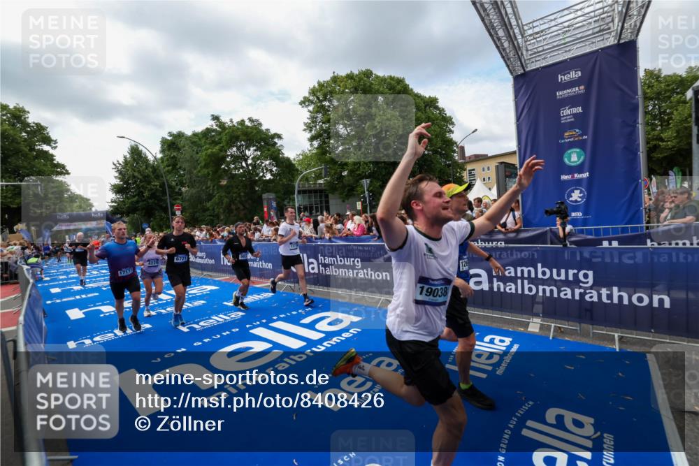 29.06.2025 - hella hamburg halbmarathon Zöllner http://msf.ph/oto/8408426 29.06.2025 10:43:12 Ziel 1675, 4229, 6721, 7026, 7093, 7451, 9833, 10251, 11177, 12153, 12657, 12723, 12776, 12839, 15255, 15706, 17177, 18304, 19038 meine-sportfotos.de