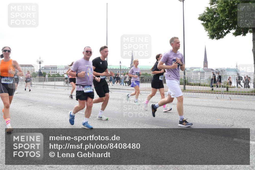 29.06.2025 - hella hamburg halbmarathon Lena Gebhardt http://msf.ph/oto/8408480 29.06.2025 10:50:43 Lombardsbrücke 18067, 20372, 1129, 1208, 1259, 1828, 1930, 2047, 2200, 2358, 2859, 3184, 3203, 3229, 3647, 3680, 3710, 3805, 3838, 3897, 4168, 4642, 4695, 4771, 4848, 4961, 5119, 5131, 6178, 6680, 7133, 7141, 7161, 7505, 7677, 7825, 7938, 8200, 8299, 8779, 8833, 8834, 8986, 9096, 9168, 9933, 10029, 10286, 10437, 10552, 10614, 10636, 10744, 11426, 11577, 11696, 12392, 12393, 13887, 14102, 14144, 14534, 14591, 14940, 15017, 15230, 15416 meine-sportfotos.de
