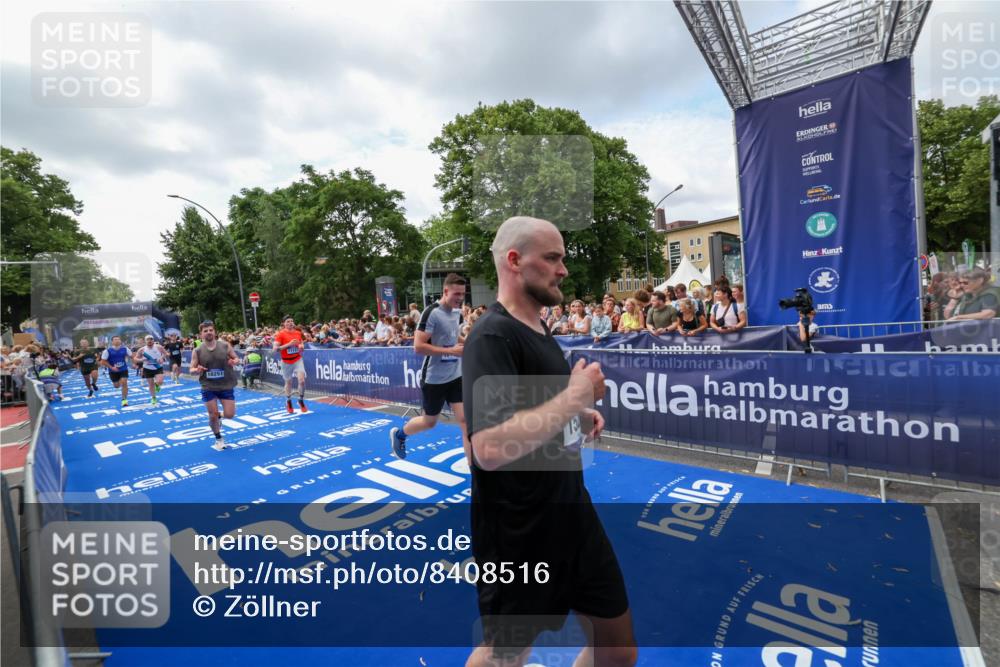29.06.2025 - hella hamburg halbmarathon Zöllner http://msf.ph/oto/8408516 29.06.2025 10:43:16 Ziel 1675, 7026, 7093, 10251, 11177, 12153, 15255, 15706, 16314, 16997, 18304 meine-sportfotos.de