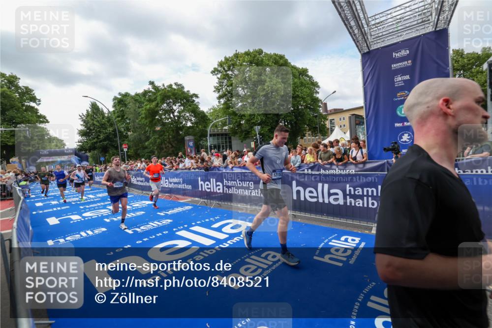 29.06.2025 - hella hamburg halbmarathon Zöllner http://msf.ph/oto/8408521 29.06.2025 10:43:16 Ziel 1675, 7026, 7093, 10251, 11177, 12153, 15255, 15706, 16314, 16997, 18304 meine-sportfotos.de