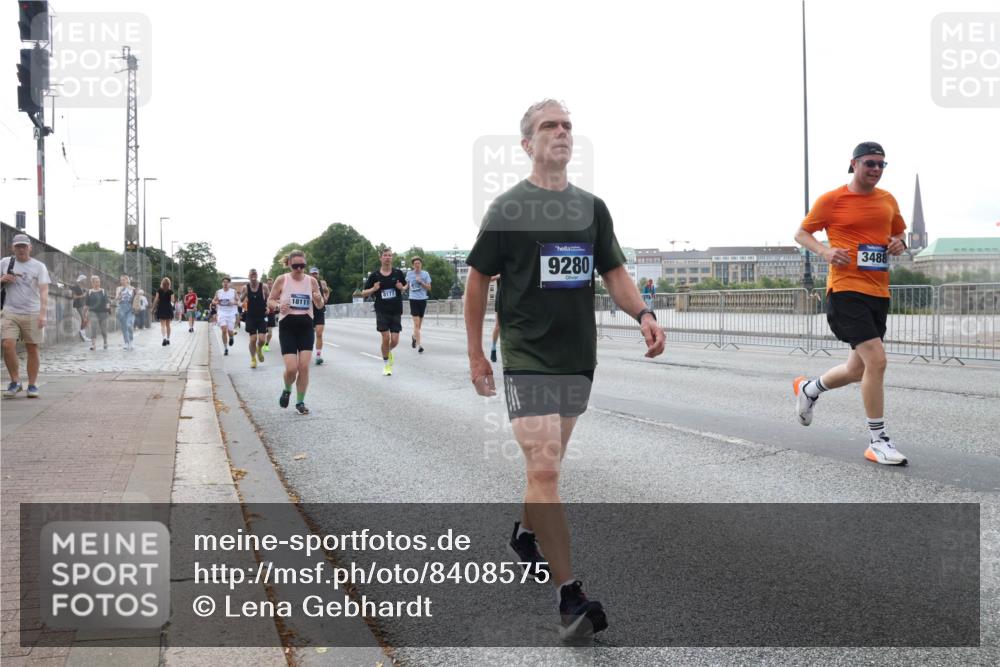 29.06.2025 - hella hamburg halbmarathon Lena Gebhardt http://msf.ph/oto/8408575 29.06.2025 10:04:10 Lombardsbrücke 18111, 8177, 9280, 3488, 1032, 1355, 1367, 1674, 2277, 2979, 3488, 4095, 4488, 4587, 5058, 5354, 5363, 5365, 5613, 5976, 6142, 6706, 6709, 7006, 7017, 7306, 7485, 8177, 8217, 8421, 8422, 8423, 8469, 8727, 9280, 9489, 9526, 9899, 10213, 10756, 10962, 11402, 11511, 11582, 11614, 12004, 12005, 12336, 12653, 12998, 13173, 13583, 14340, 14436, 14917, 15520, 15525, 15678, 16099, 16113, 16621, 16753, 16989, 17071, 17098, 17437 meine-sportfotos.de
