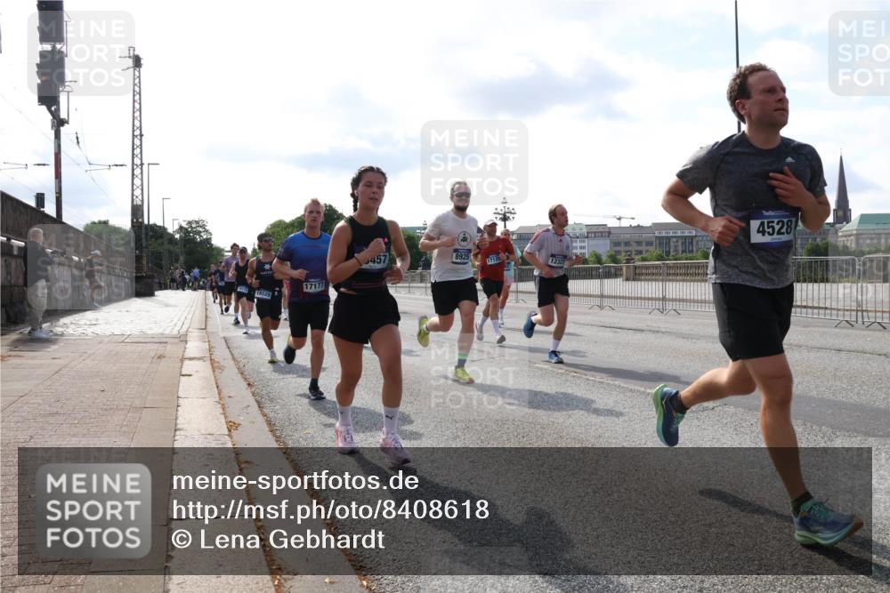 29.06.2025 - hella hamburg halbmarathon Lena Gebhardt http://msf.ph/oto/8408618 29.06.2025 09:49:56 Lombardsbrücke 18529, 457, 8925, 17125, 12327, 17177, 4528, 1343, 1445, 1615, 1675, 1800, 1803, 1975, 2324, 2415, 2573, 2750, 2949, 3136, 3282, 3431, 3530, 4148, 4303, 4318, 4425, 4528, 5248, 5409, 6095, 6123, 6682, 6704, 7035, 7229, 7495, 7774, 7796, 8370, 8465, 8629, 8925, 9264, 9265, 9294, 9296, 9686, 9711, 9914, 9979, 10680, 10894, 10930, 11765, 12327, 12540, 12554, 12839, 13141, 13457, 13800, 14077, 14204, 14359, 14374, 14560, 14629, 14688, 14789, 15094 meine-sportfotos.de