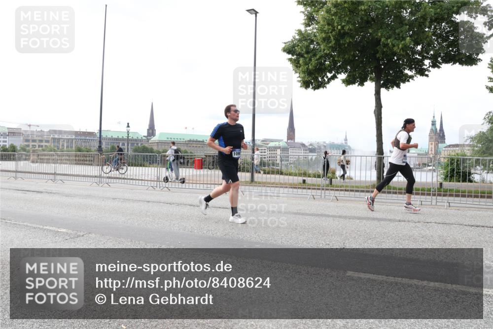 29.06.2025 - hella hamburg halbmarathon Lena Gebhardt http://msf.ph/oto/8408624 29.06.2025 10:24:49 Lombardsbrücke 1090, 1064, 1352, 1395, 1740, 2000, 2108, 2249, 2280, 2477, 2944, 3053, 3099, 3113, 3132, 3421, 3786, 4008, 4010, 4111, 4162, 4221, 4444, 4464, 5126, 5138, 5829, 5830, 6261, 6478, 6570, 7778, 7975, 9573, 10907, 11400, 11651, 11816, 11817, 12070, 12303, 13111, 13113, 13380, 13573, 13638, 14143, 14649, 14898, 15124, 15153, 15942, 15975, 17185, 17535, 17954, 18194, 18198 meine-sportfotos.de