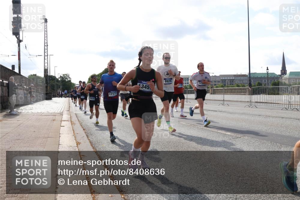 29.06.2025 - hella hamburg halbmarathon Lena Gebhardt http://msf.ph/oto/8408636 29.06.2025 09:49:56 Lombardsbrücke 17177, 1345, 18173, 18529, 8925, 123, 1343, 1445, 1615, 1675, 1800, 1803, 1975, 2324, 2415, 2573, 2750, 2949, 3136, 3282, 3431, 3530, 4148, 4303, 4318, 4425, 4528, 5248, 5409, 6095, 6123, 6682, 6704, 7035, 7229, 7495, 7774, 7796, 8370, 8465, 8629, 8925, 9264, 9265, 9294, 9296, 9686, 9711, 9914, 9979, 10680, 10894, 10930, 11765, 12327, 12540, 12554, 12839, 13141, 13457, 13800, 14077, 14204, 14359, 14374, 14560, 14629, 14688, 14789, 15094 meine-sportfotos.de