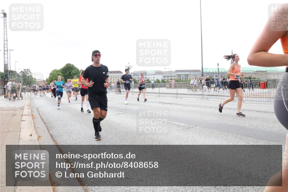 29.06.2025 - hella hamburg halbmarathon Lena Gebhardt http://msf.ph/oto/8408658 29.06.2025 10:50:44 Lombardsbrücke 464, 1129, 1208, 1259, 1828, 1930, 2047, 2200, 2358, 2859, 3184, 3203, 3229, 3647, 3680, 3710, 3805, 3838, 3897, 4168, 4642, 4695, 4771, 4848, 4961, 5119, 5131, 6178, 7133, 7141, 7161, 7505, 7677, 7825, 7938, 8200, 8299, 8779, 8833, 8834, 8986, 9096, 9168, 9933, 10029, 10286, 10437, 10552, 10614, 10636, 10744, 11426, 11577, 11696, 12392, 12393, 13887, 14102, 14534, 14591, 14940, 15017, 15230, 15416 meine-sportfotos.de