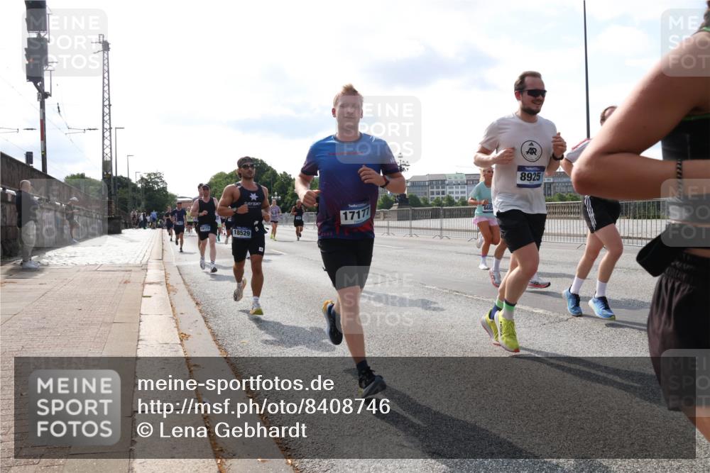 29.06.2025 - hella hamburg halbmarathon Lena Gebhardt http://msf.ph/oto/8408746 29.06.2025 09:49:57 Lombardsbrücke 17177, 8925, 18173, 18529, 637, 1343, 1445, 1615, 1675, 1800, 1803, 1975, 2324, 2415, 2573, 2750, 2949, 3136, 3282, 3332, 3431, 3530, 4303, 4318, 4425, 4528, 5248, 5409, 6095, 6123, 6682, 6704, 7035, 7229, 7495, 7774, 7796, 8370, 8465, 8629, 8925, 9264, 9265, 9294, 9296, 9302, 9686, 9711, 9914, 9979, 10680, 10894, 10930, 11765, 12327, 12540, 12554, 12839, 12895, 13141, 13457, 13800, 14077, 14204, 14359, 14374, 14560, 14629, 14688, 14789, 15094 meine-sportfotos.de