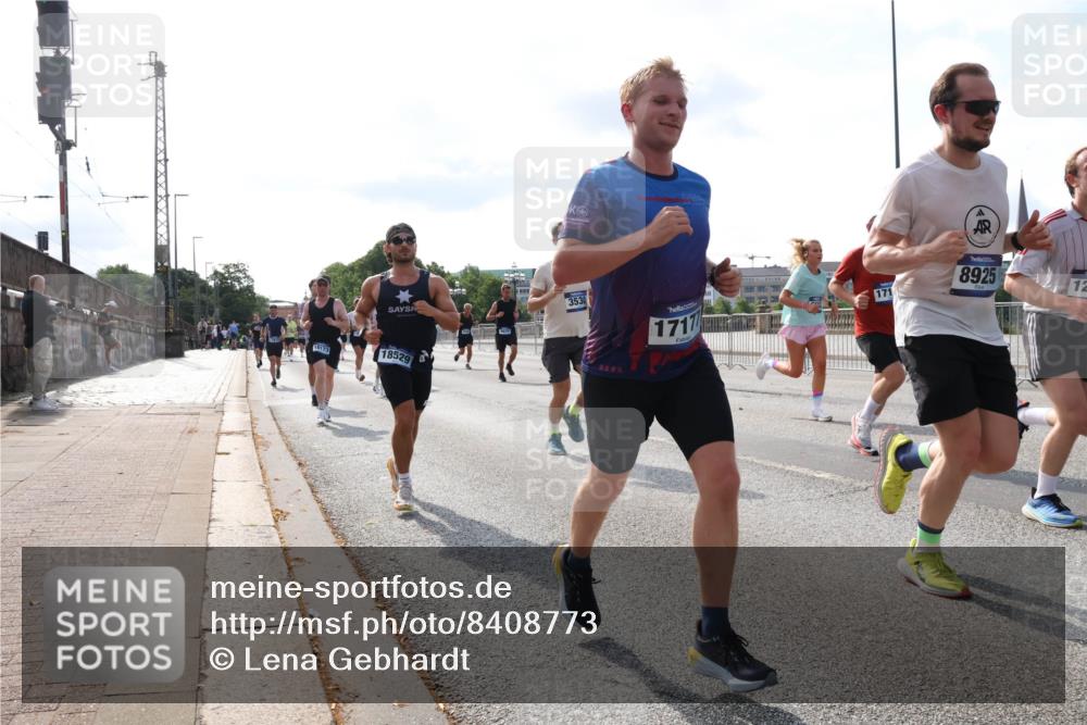 29.06.2025 - hella hamburg halbmarathon Lena Gebhardt http://msf.ph/oto/8408773 29.06.2025 09:49:57 Lombardsbrücke 18173, 18529, 3530, 1717, 171, 8925, 12, 1343, 1445, 1615, 1675, 1800, 1803, 1975, 2324, 2415, 2573, 2750, 2949, 3136, 3282, 3332, 3431, 3530, 4303, 4318, 4425, 4528, 5248, 5409, 6095, 6123, 6682, 6704, 7035, 7229, 7495, 7774, 7796, 8370, 8465, 8629, 8925, 9264, 9265, 9294, 9296, 9302, 9686, 9711, 9914, 9979, 10680, 10894, 10930, 11765, 12327, 12540, 12554, 12839, 12895, 13141, 13457, 13800, 14077, 14204, 14359, 14374, 14560, 14629, 14688, 14789, 15094 meine-sportfotos.de