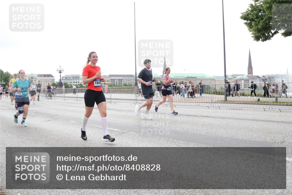 29.06.2025 - hella hamburg halbmarathon Lena Gebhardt http://msf.ph/oto/8408828 29.06.2025 10:50:46 Lombardsbrücke 7505, 1848, 1129, 1208, 1259, 1828, 1930, 2047, 2200, 2358, 2859, 3184, 3203, 3229, 3647, 3680, 3838, 3897, 4642, 4695, 4771, 4848, 4961, 5119, 5131, 5286, 5289, 6178, 7133, 7141, 7161, 7505, 7677, 7825, 7938, 8200, 8299, 8779, 8833, 8834, 8986, 9096, 9168, 9933, 10029, 10437, 10552, 10614, 10636, 10744, 11052, 11577, 11696, 12392, 12393, 13887, 14102, 14534, 14591, 15017, 15230, 15416 meine-sportfotos.de