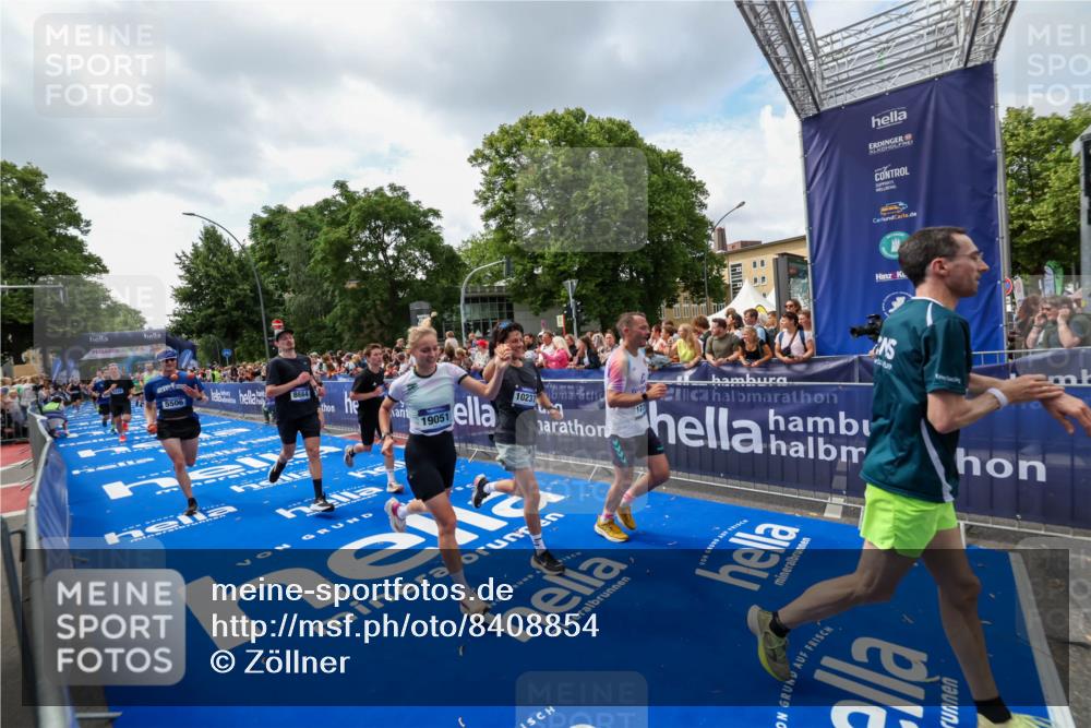29.06.2025 - hella hamburg halbmarathon Zöllner http://msf.ph/oto/8408854 29.06.2025 10:43:32 Ziel 2653, 3928, 4080, 5124, 5436, 5506, 7635, 8664, 9931, 10237, 10246, 11648, 12623, 14484, 16338, 17391, 18513, 18775, 18810, 18942, 19009, 19051, 19229 meine-sportfotos.de