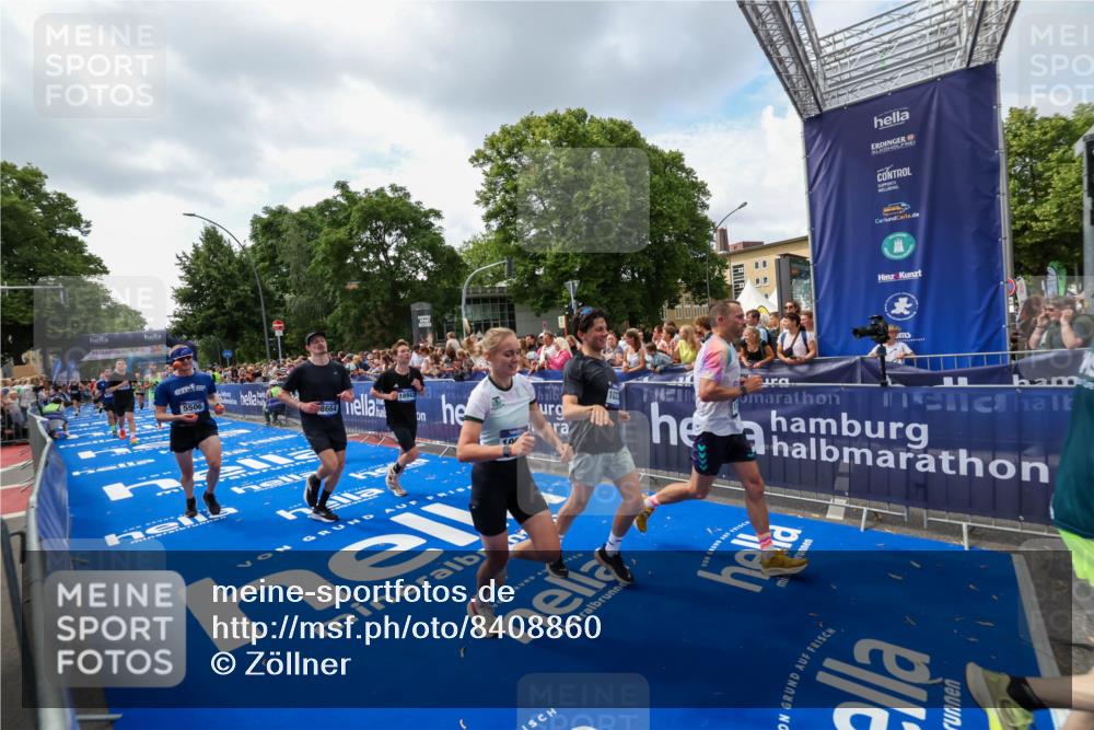 29.06.2025 - hella hamburg halbmarathon Zöllner http://msf.ph/oto/8408860 29.06.2025 10:43:32 Ziel 2653, 3928, 4080, 5124, 5436, 5506, 7635, 8664, 9931, 10237, 10246, 11648, 12623, 14484, 16338, 17391, 18513, 18775, 18810, 18942, 19009, 19051, 19229 meine-sportfotos.de