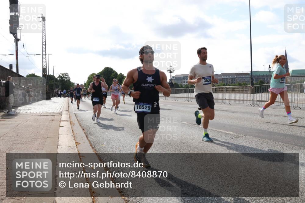 29.06.2025 - hella hamburg halbmarathon Lena Gebhardt http://msf.ph/oto/8408870 29.06.2025 09:49:58 Lombardsbrücke 18173, 18529, 3530, 1343, 1445, 1615, 1675, 1800, 1803, 1975, 2324, 2415, 2573, 2750, 2949, 3136, 3282, 3332, 3431, 3530, 4303, 4318, 4425, 4528, 5248, 5409, 6095, 6123, 6682, 6704, 7035, 7229, 7495, 7774, 7796, 8370, 8465, 8629, 8925, 9264, 9265, 9294, 9296, 9302, 9686, 9711, 9914, 9979, 10680, 10894, 10930, 11765, 11767, 12327, 12540, 12554, 12839, 12895, 13141, 13457, 13800, 14077, 14204, 14359, 14374, 14560, 14629, 14688, 14789, 15094 meine-sportfotos.de