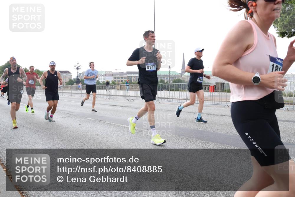 29.06.2025 - hella hamburg halbmarathon Lena Gebhardt http://msf.ph/oto/8408885 29.06.2025 10:04:13 Lombardsbrücke 0700, 4587, 8177, 9526, 181, 1032, 1355, 1367, 1377, 1674, 2852, 2979, 3488, 4095, 4488, 4587, 5058, 5354, 5363, 5365, 5613, 5976, 6142, 6706, 6709, 7006, 7017, 7306, 7485, 8177, 8217, 8421, 8422, 8423, 8469, 8727, 9280, 9489, 9526, 9899, 10213, 10756, 10962, 11511, 11582, 11614, 12004, 12005, 12336, 12653, 12998, 13173, 13583, 14340, 14436, 14917, 15520, 15525, 15678, 16099, 16113, 16753, 16989, 17071, 17098, 17113, 17437 meine-sportfotos.de