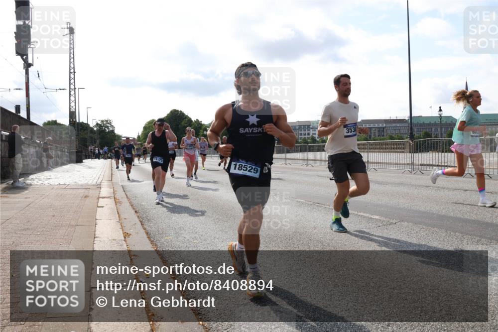 29.06.2025 - hella hamburg halbmarathon Lena Gebhardt http://msf.ph/oto/8408894 29.06.2025 09:49:58 Lombardsbrücke 18173, 7971, 18529, 3530, 0602, 1343, 1445, 1615, 1675, 1800, 1803, 1975, 2324, 2415, 2573, 2750, 2949, 3136, 3282, 3332, 3431, 3530, 4303, 4318, 4425, 4528, 5248, 5409, 6095, 6123, 6682, 6704, 7035, 7229, 7495, 7774, 7796, 8370, 8465, 8629, 8925, 9264, 9265, 9294, 9296, 9302, 9686, 9711, 9914, 9979, 10680, 10894, 10930, 11765, 11767, 12327, 12540, 12554, 12839, 12895, 13141, 13457, 13800, 14077, 14204, 14359, 14374, 14560, 14629, 14688, 14789, 15094 meine-sportfotos.de