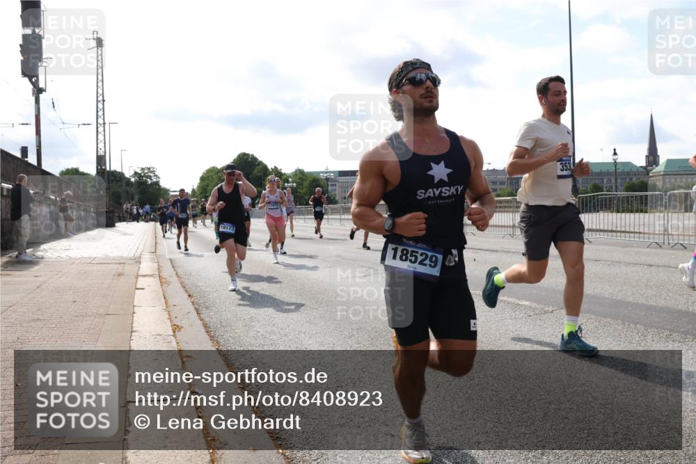 29.06.2025 - hella hamburg halbmarathon Lena Gebhardt http://msf.ph/oto/8408923 29.06.2025 09:49:58 Lombardsbrücke 18173, 353, 18529, 1343, 1445, 1615, 1675, 1800, 1803, 1975, 2324, 2415, 2573, 2750, 2949, 3136, 3282, 3332, 3431, 3530, 4303, 4318, 4425, 4528, 5248, 5409, 6095, 6123, 6682, 6704, 7035, 7229, 7495, 7774, 7796, 8370, 8465, 8629, 8925, 9264, 9265, 9294, 9296, 9302, 9686, 9711, 9914, 9979, 10680, 10894, 10930, 11765, 11767, 12327, 12540, 12554, 12839, 12895, 13141, 13457, 13800, 14077, 14204, 14359, 14374, 14560, 14629, 14688, 14789, 15094 meine-sportfotos.de