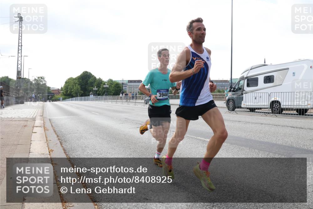 29.06.2025 - hella hamburg halbmarathon Lena Gebhardt http://msf.ph/oto/8408925 29.06.2025 09:37:46 Lombardsbrücke 3944, 45, 50, 3944, 12673 meine-sportfotos.de
