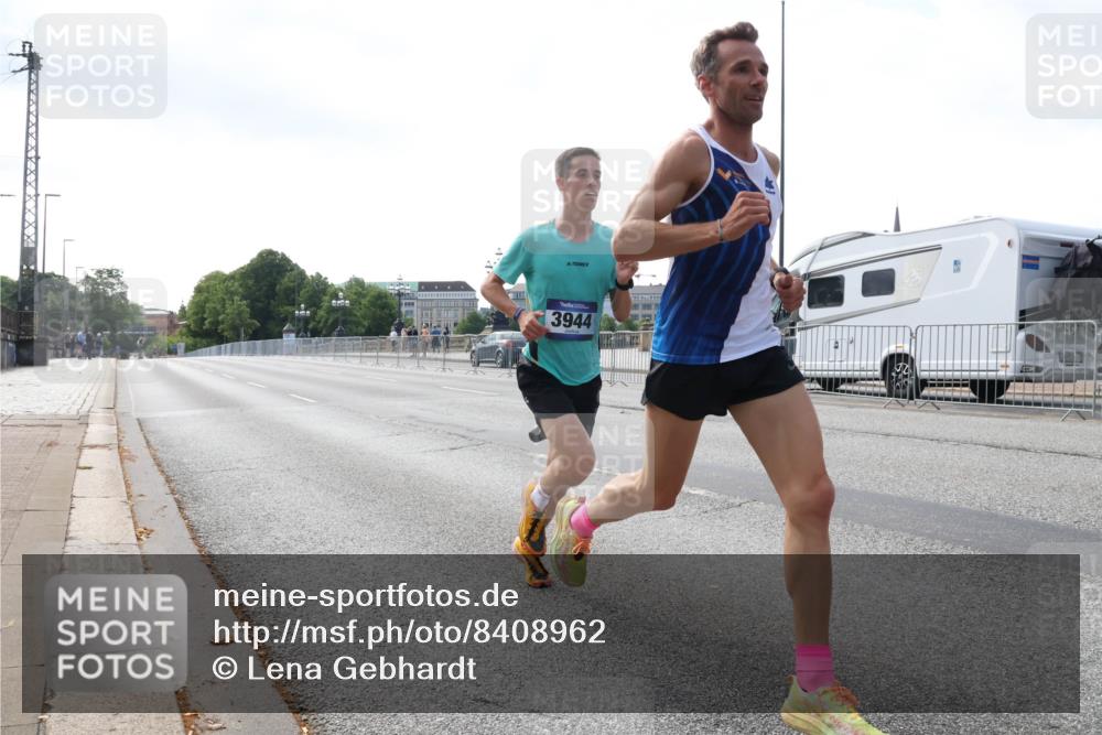 29.06.2025 - hella hamburg halbmarathon Lena Gebhardt http://msf.ph/oto/8408962 29.06.2025 09:37:47 Lombardsbrücke 3944, 45, 50, 3944, 12673 meine-sportfotos.de